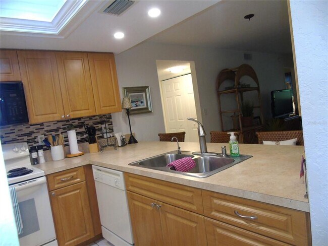 Building Photo - 4048 Oakview Dr
