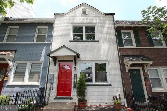 Building Photo - 1121 3rd St NE