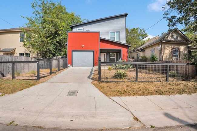 Modern Comfort Minutes from Downtown - Modern Comfort Minutes from Downtown House