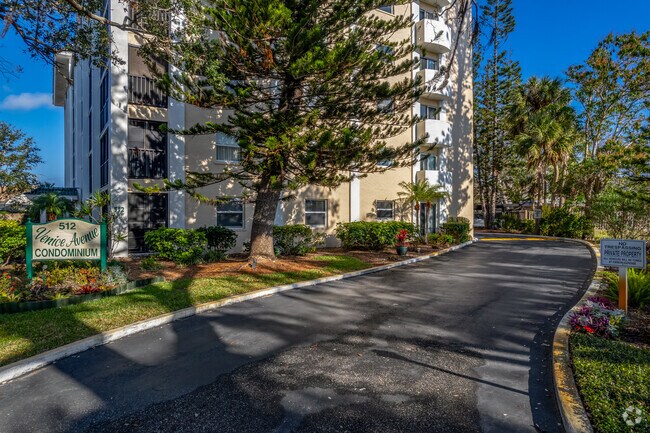 Entrance - Venice Avenue Condominium