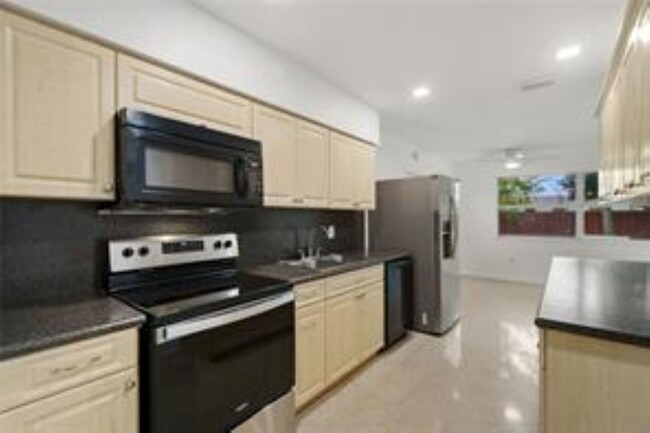 Foto del edificio - 50 NE 45th Ct