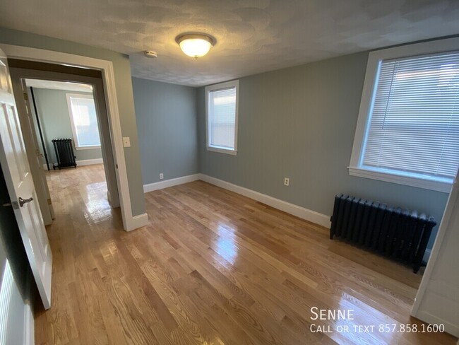 Foto del edificio - Renovated 2-Bedroom in Davis Square – In-U...