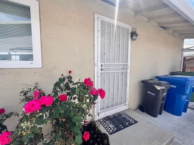 Building Photo - Campbell Duplex: 2 BR 1 BA with Garage & W...