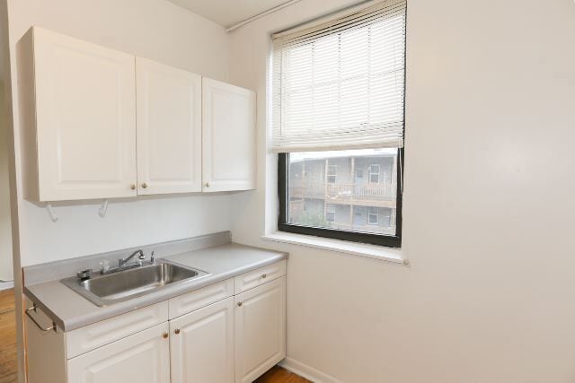 Building Photo - 633 W Cornelia Ave