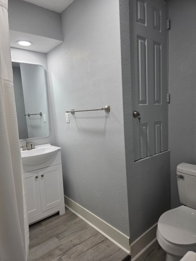 Building Photo - 410 Oak Dr