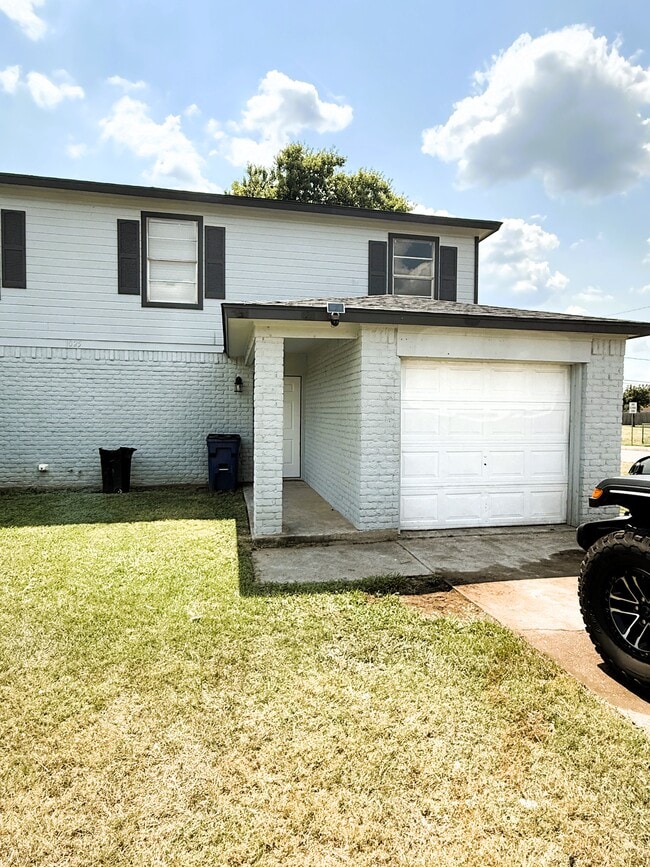 Building Photo - 1025 NW Summercrest Blvd