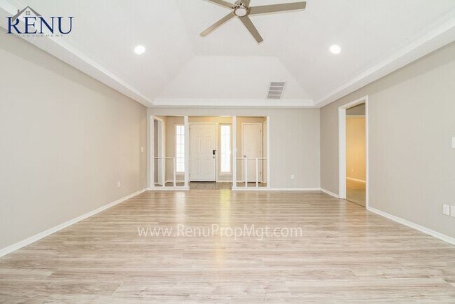Building Photo - Available Now! 3 Beds & 2 Baths!