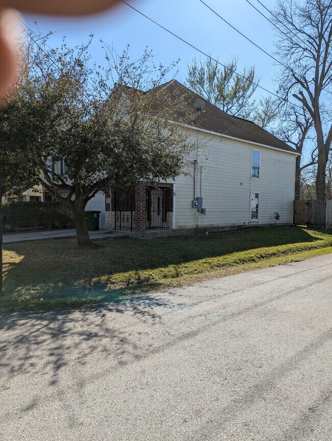 UNIT A - 6913 Apollo St