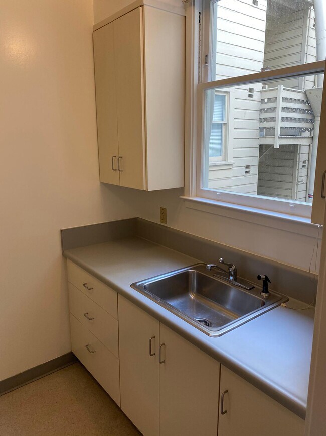 Kitchen - 2635 Franklin St