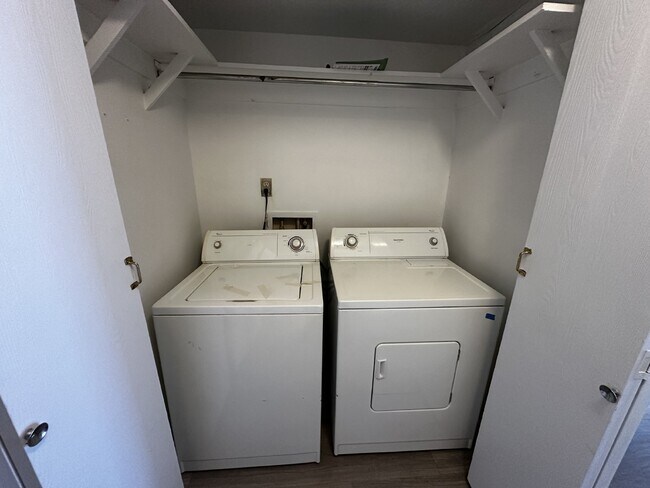 Foto del edificio - Charming condo in the Chestnut Community!  Available Now!