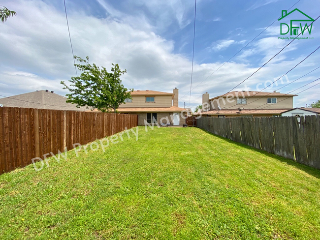 Building Photo - 715 Lariat Ln