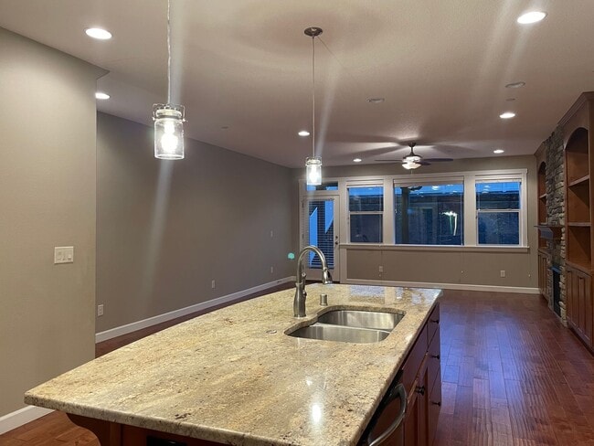 Building Photo - BEAUTIFUL LUXURY Style Townhouse with a go...