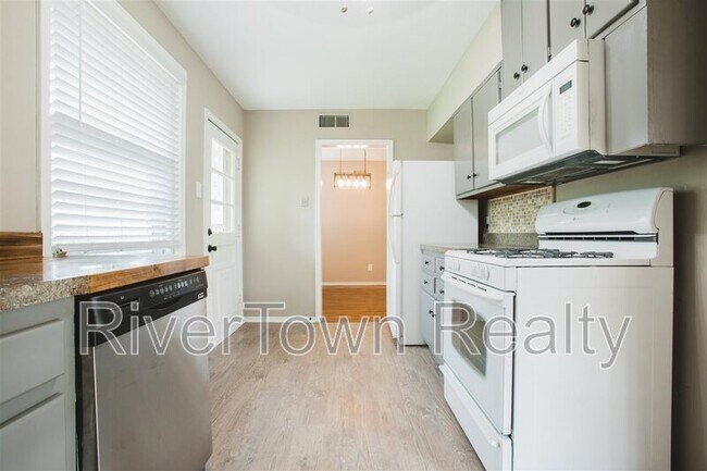 Building Photo - 4415 E Mallory Ave