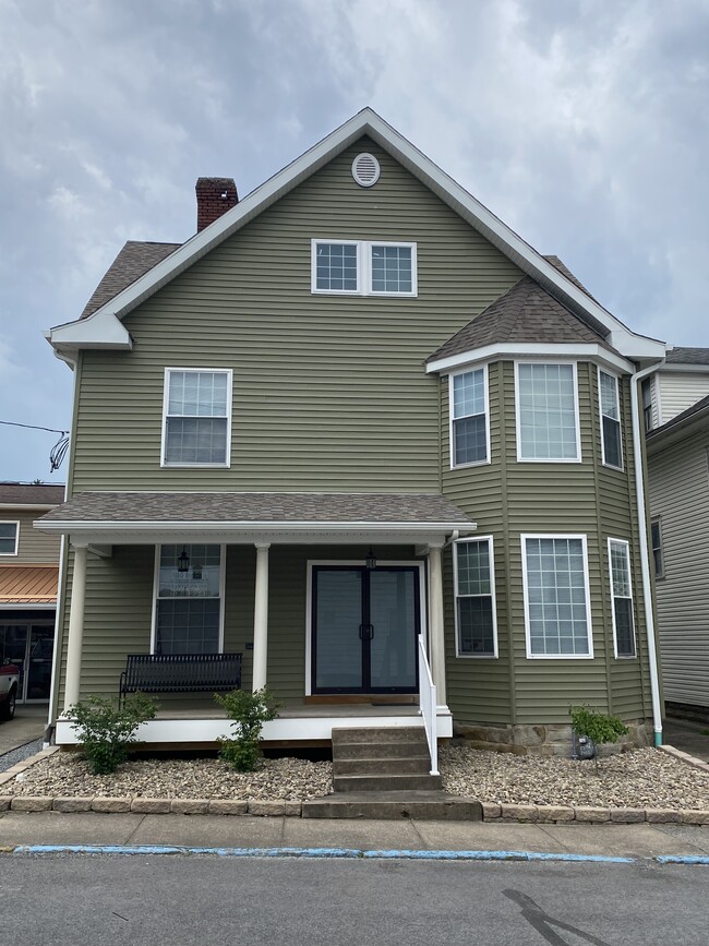 Building Photo - 358 Kingwood St