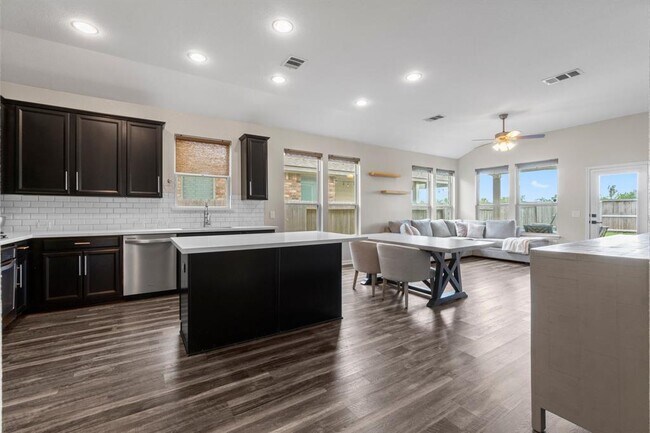 Foto del edificio - 24502 Royal Pike Dr