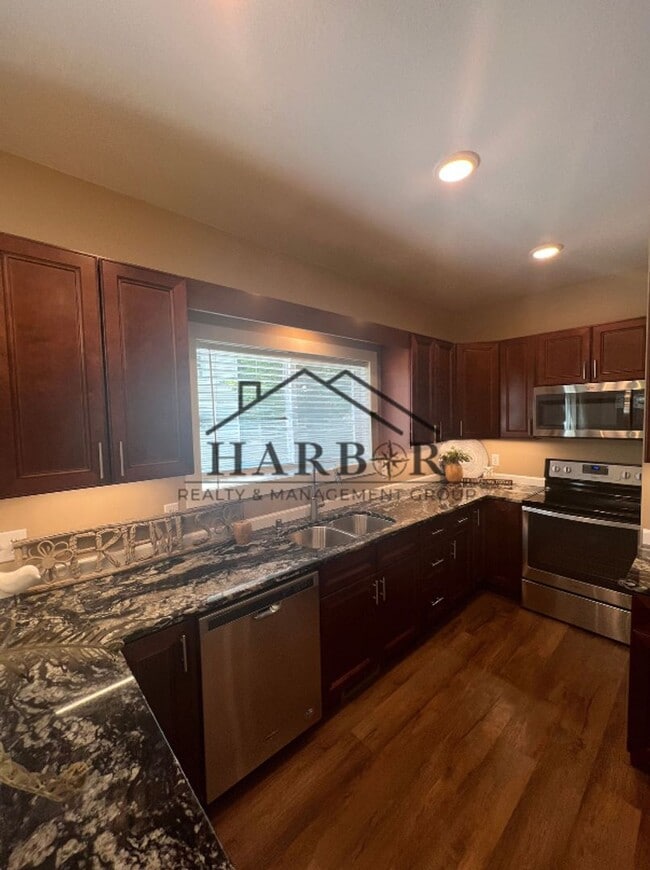 Building Photo - 807 1st Dr NW