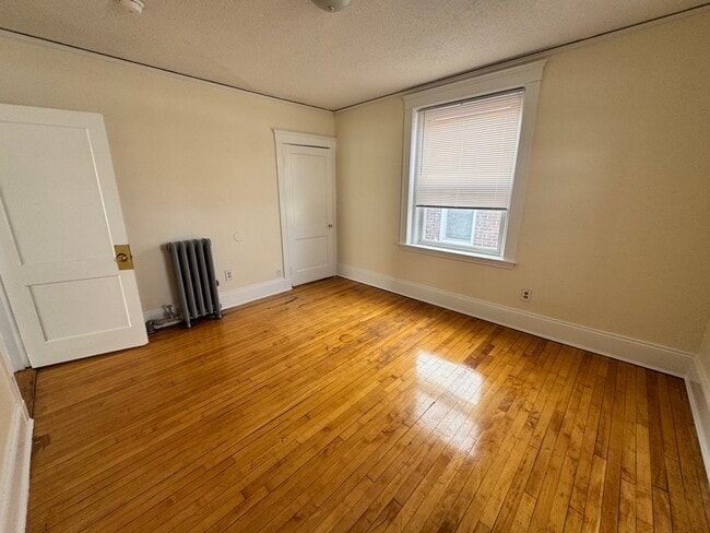 Building Photo - 8 Barrows St