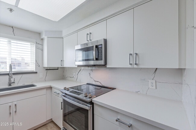 Foto del edificio - 9450 E Becker Ln