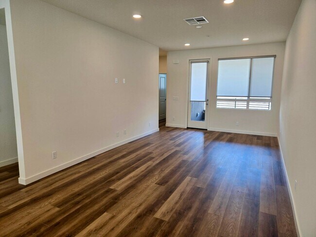 Foto del edificio - BEAUTIFUL BRAND NEW TOWNHOME IN STANTON FOR LEASE
