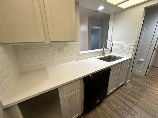 Building Photo - Move -in Special: Cute 2 bed 1 bath Condo ...