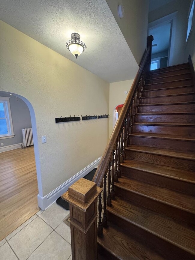 Building Photo - 3 Bedroom Freshly Renovated Family Home in Houghton