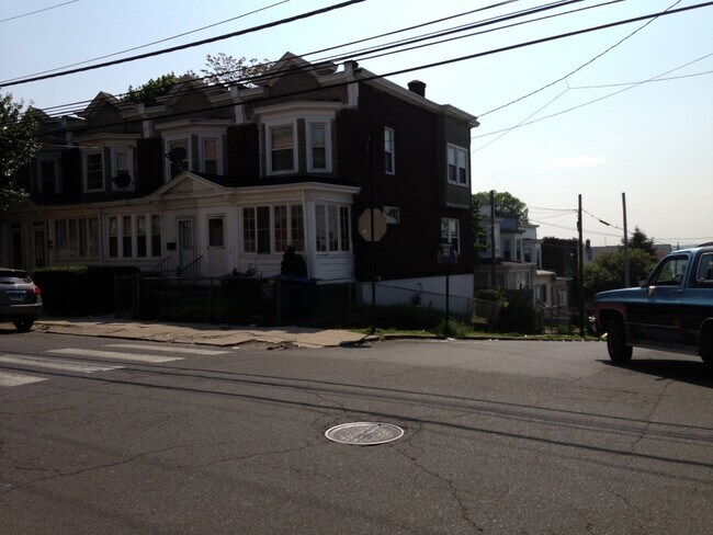 Foto del edificio - 1751 Central Ave