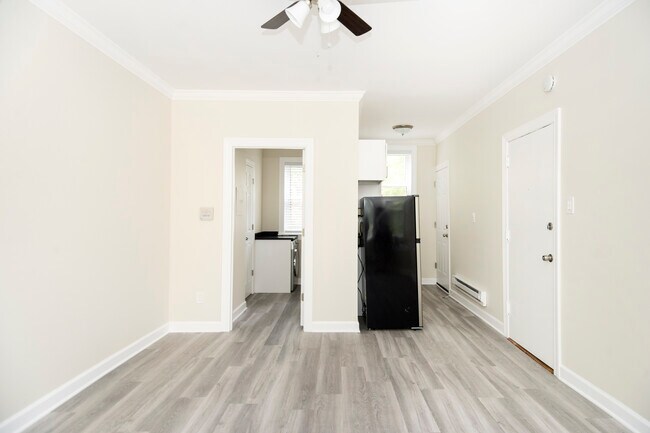 Building Photo - 646 W Roscoe St