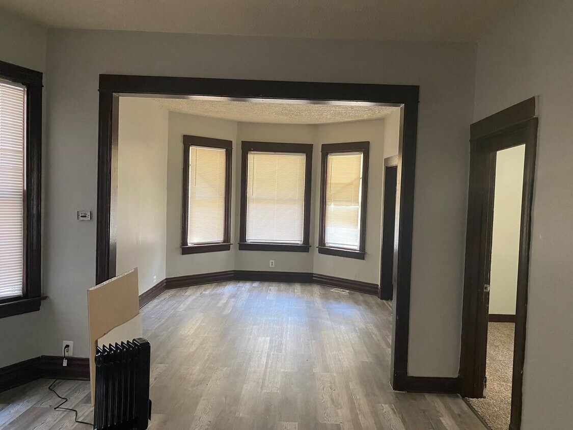 Primary Photo - Spacious 5 bedroom house