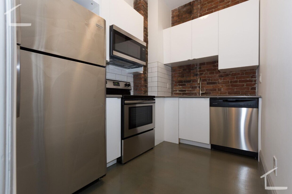Foto principal - Nicely updated 2 bed right next to Berklee and the Prudential Center.