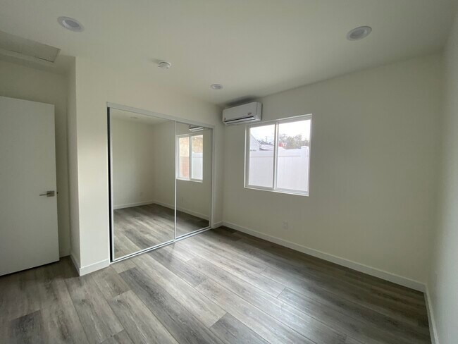 Bedroom and closet - 4520 E La Cara St