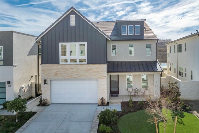 Building Photo - Model-Perfect 5 Bedroom Home in Valencia!
