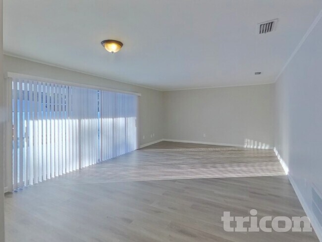 Foto del edificio - 7102 Woodfield Dr