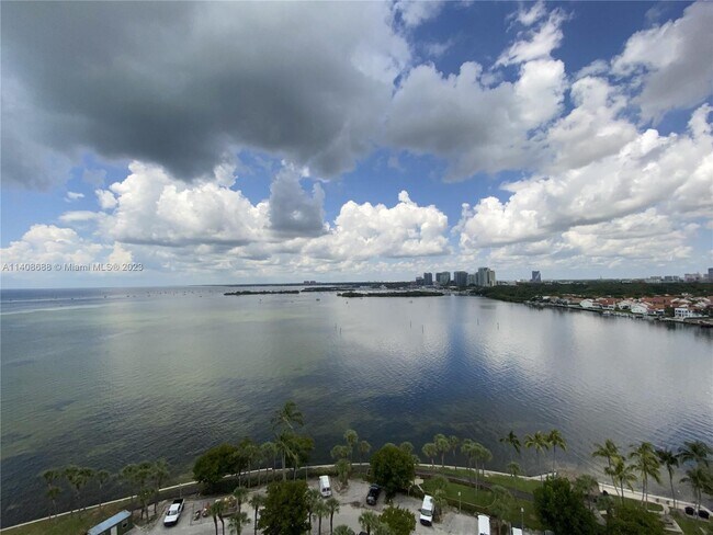 Foto del edificio - 1 Grove Isle Dr