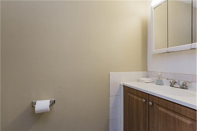 Building Photo - 322B Riverside Dr