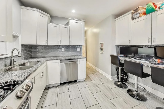 Foto del edificio - 2541 N Hamlin Ave