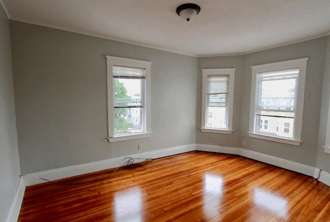 Building Photo - 137 Pleasant St