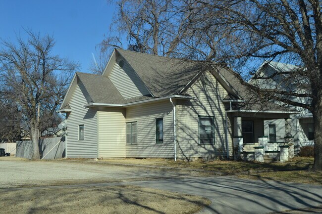 Foto del edificio - Charming 2br with original wood work & 6 ft wood privacy fence in back yard