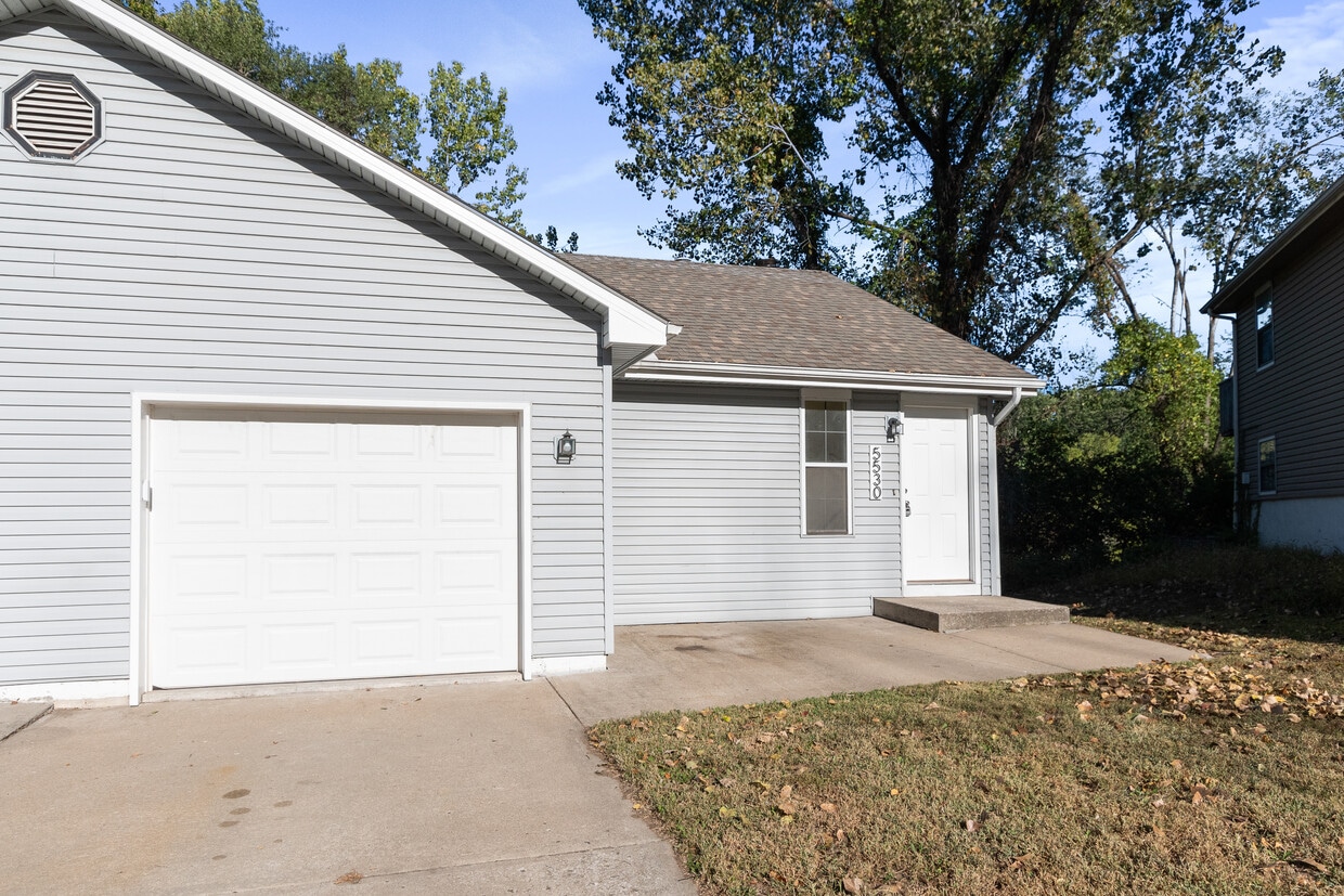 5530 NW Homer White Rd, Parkville, MO 64152 Townhome Rentals in