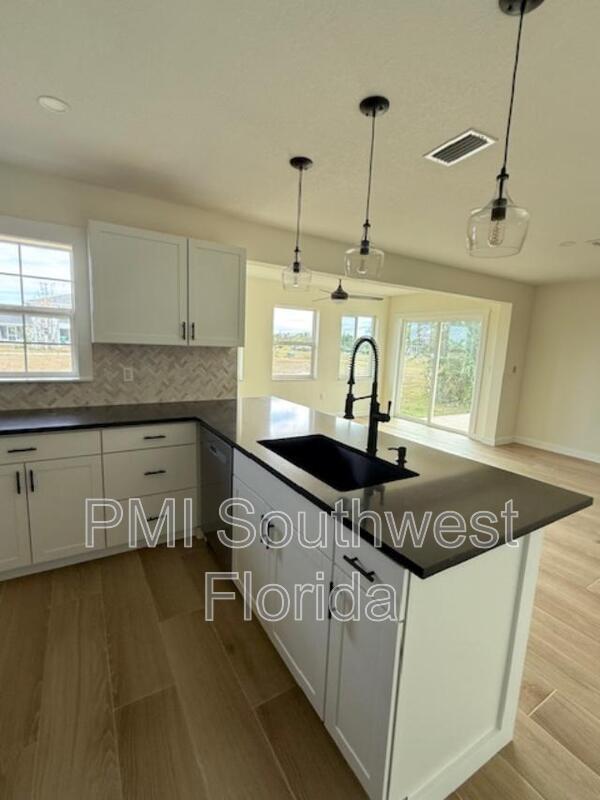 Foto del edificio - 49 Boundary Blvd