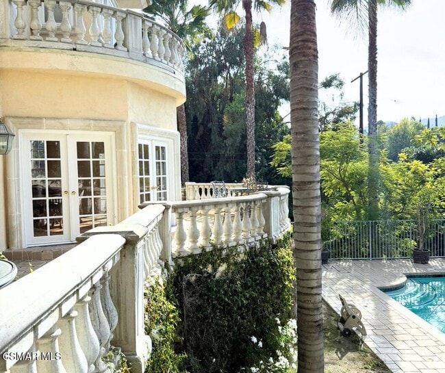 Building Photo - 4440 Hayvenhurst Ave