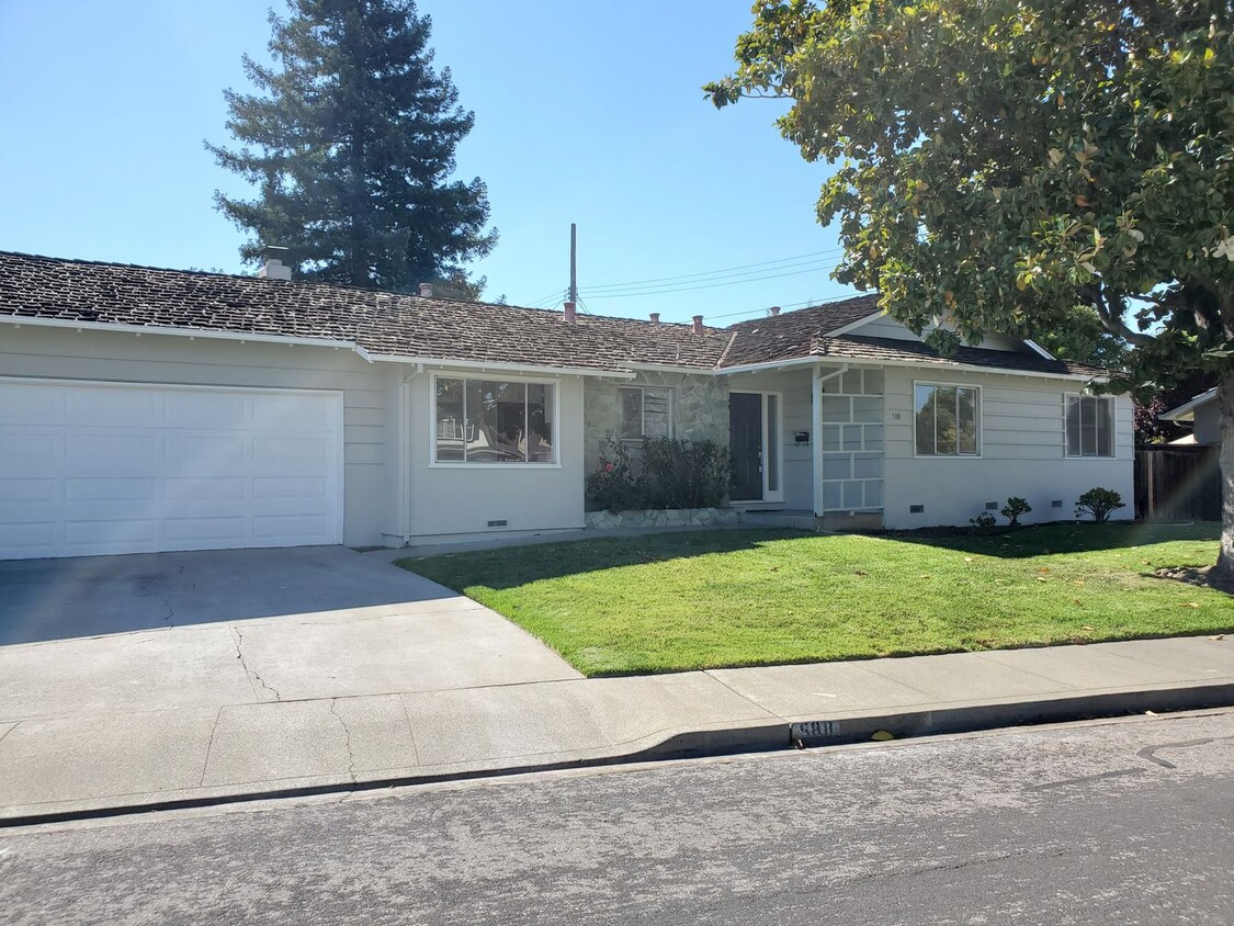 Foto principal - Beautifully Remodeled Single Family Home, ...