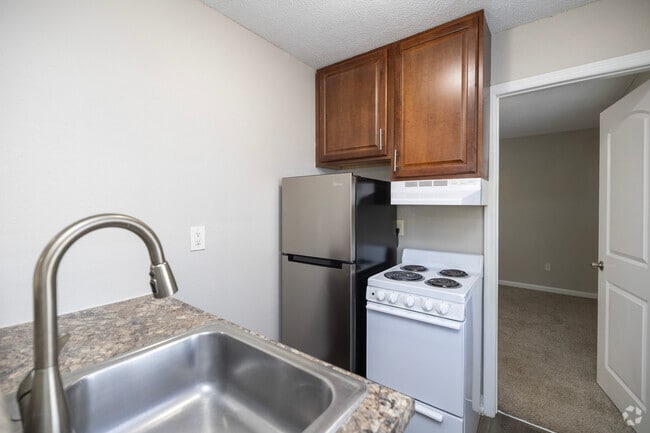 Short Leaf Pine - Kitchen - 700SF - Pine Tree Apartments