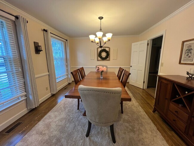 Foto del edificio - Beautifully Remodeled Colonial in James La...
