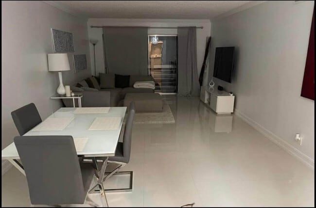 Foto del edificio - 300 Waterway Dr S