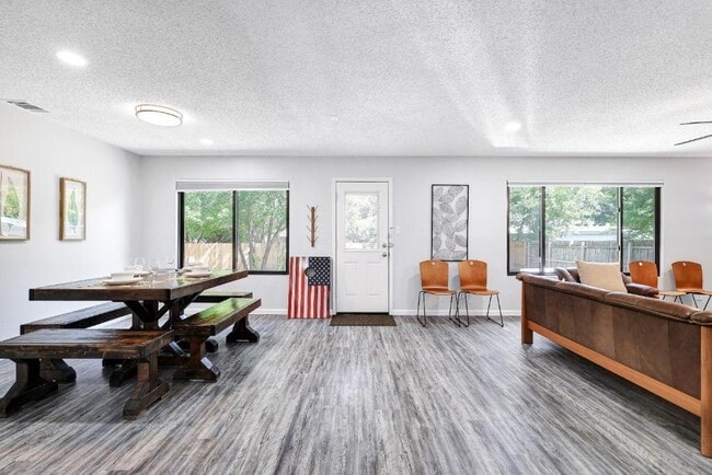 Building Photo - 6807 Skynook Dr