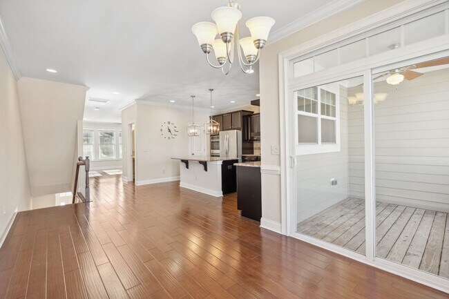 Foto del edificio - Introducing a stunning three-story townhom...