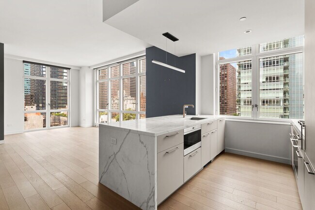 Building Photo - 305 E 51st St