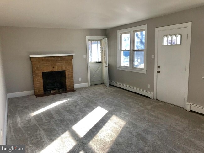 Building Photo - 902 Hughes Dr