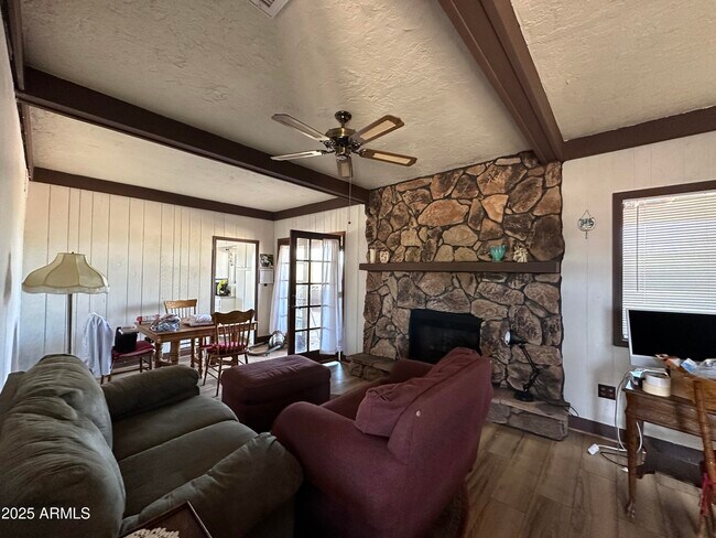 Foto del edificio - 1328 E Maddock Rd