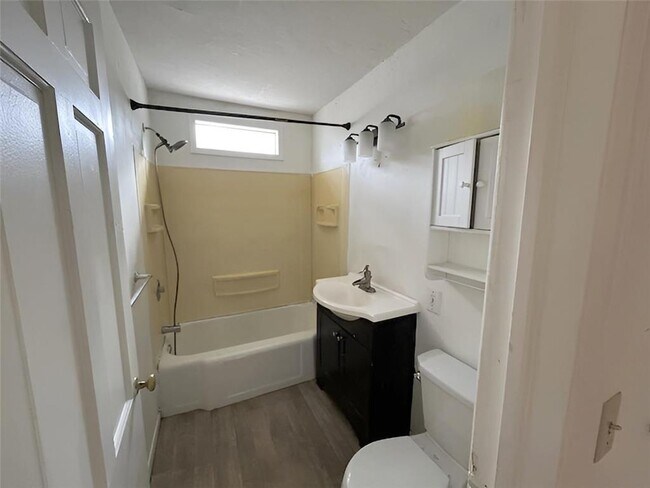 Baño - 2105 Grand Ave S